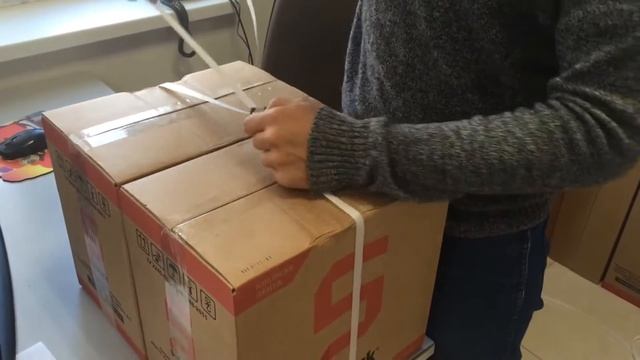 Крепим упаковочную ленту с помощью пряжки смотреть онлайн