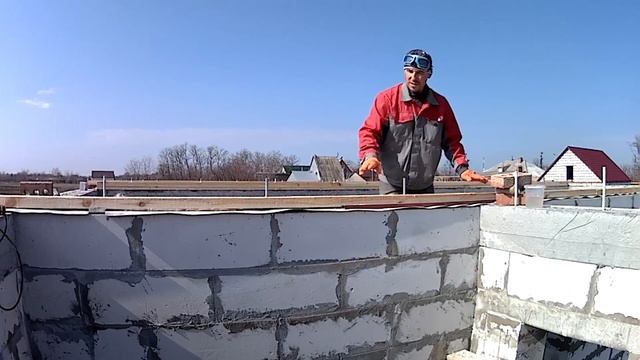 "Монтаж МАУЭРЛАТА- доска 50х150 две штуки" [ стройка в одиночку] часть 2 смотреть онлайн