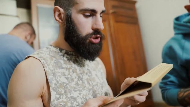 НАКОРМИЛ ВЕГАНОВ МЯСОМ / МУЖСКОЙ ЧЕЛЛЕНДЖ смотреть онлайн