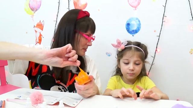 ДЕВОЧКА ИГРАЕТ В ВЕСЕЛУЮ АЛЬПАКУ | A GIRL PLAYS A FUN ALPACA смотреть онлайн