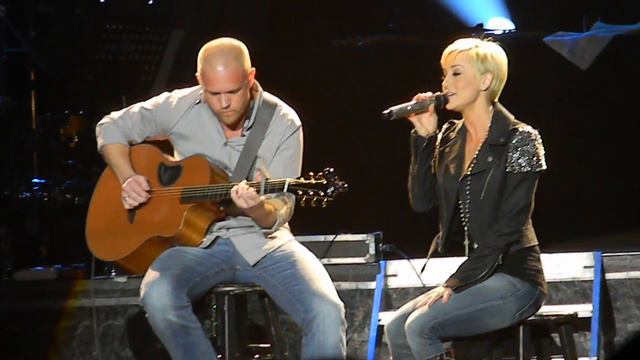 Kellie Pickler and Kyle Jacobs singing in MN смотреть онлайн