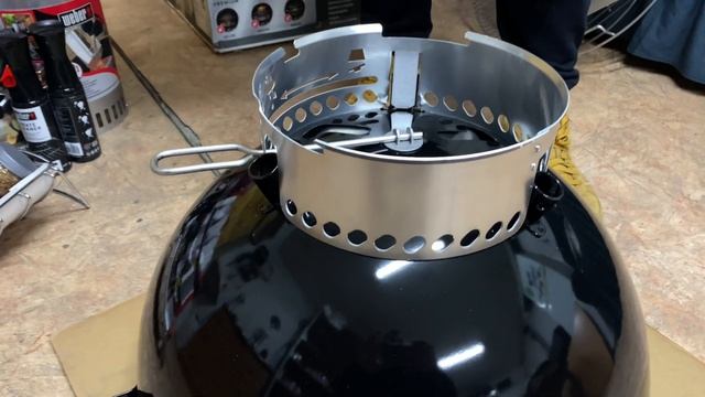 Распаковка угольного гриля Weber Master-Touch Premium E-5770 смотреть онлайн