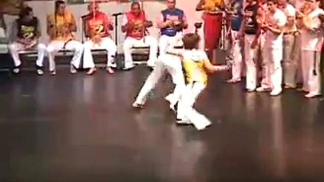 Capoeira - Professor Manchinha & Professor Pedrinho in a Roda смотреть онлайн