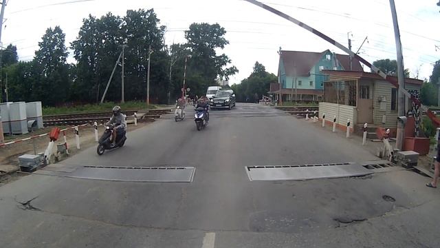 Обычная пятница , Москвичи спешат на дачу смотреть онлайн