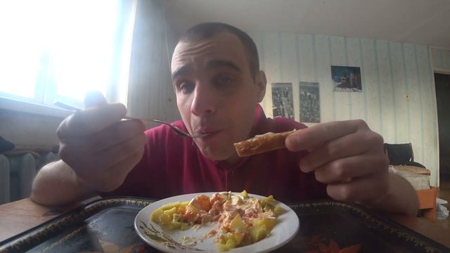 МУКБАНГ КАРТОШКА КЕТЧУП МАЙОНЕЗ и БУТЕРБРОД с МАСЛОМ /Обжор Еда на камеру/ УЖИН