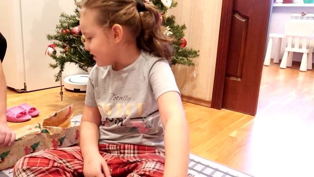 Влог! Утро Нового года / Ребенок счастлив / Распаковка подарков от Деда Мороза / Москва смотреть онлайн