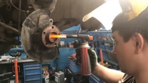 ?Демонтаж переднего ступичного подшипника на Вольво хс90 1