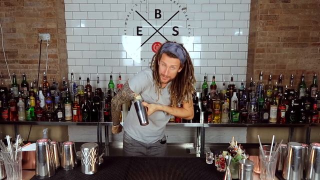 10 beginner flair bartending moves to make you look like a Pro - Part 1 смотреть онлайн
