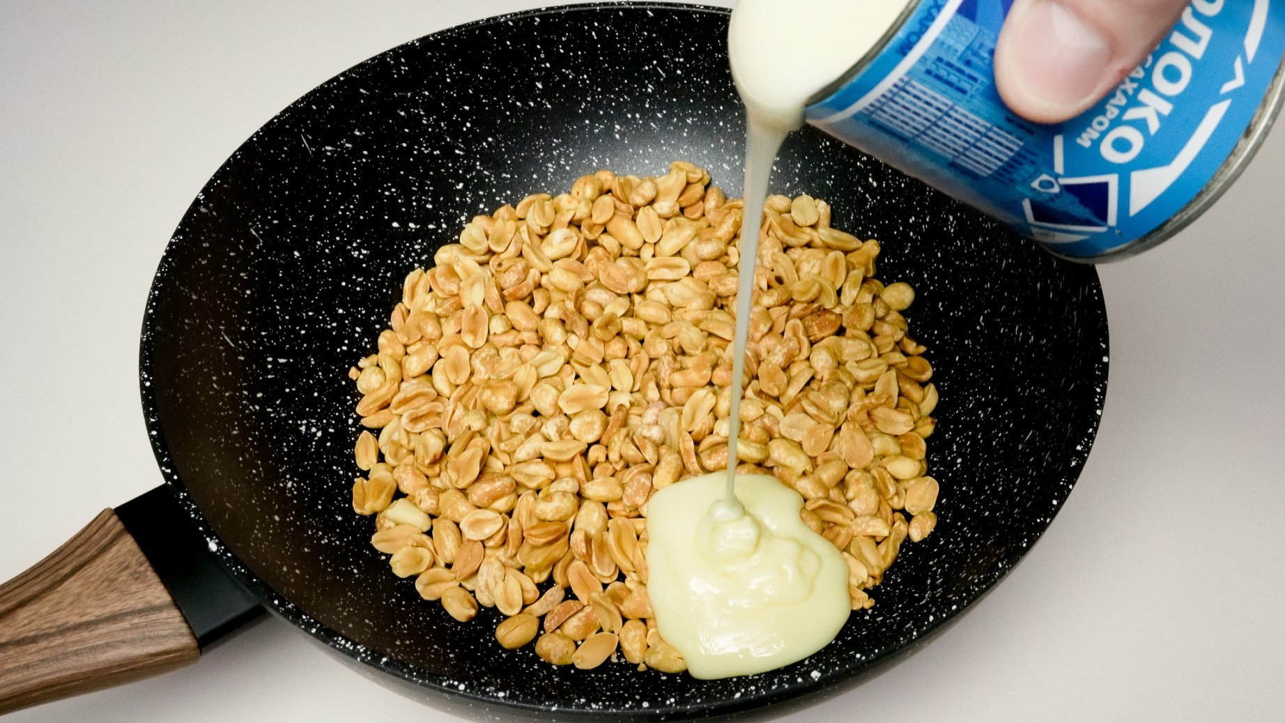 Взбейте сгущенку с арахисом и результат вас порадует. Простой десерт без выпечки смотреть онлайн