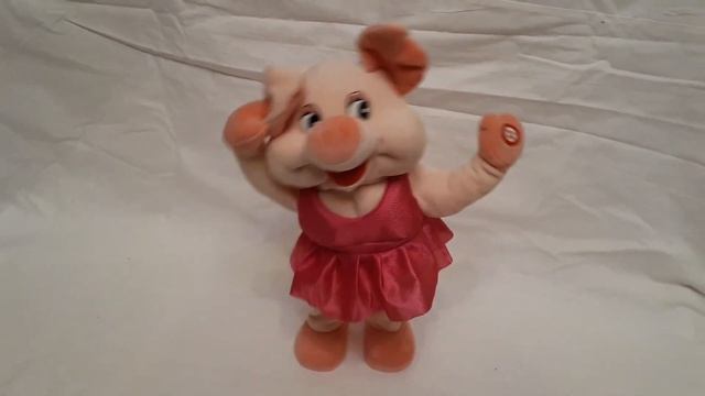 Поющая и танцующая игрушка "Свинка в розовом платье" смотреть онлайн