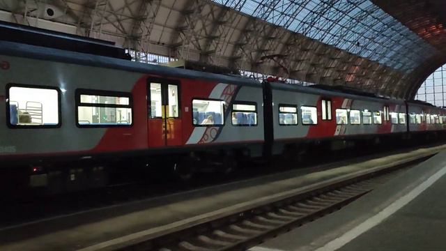 Ласточка ЭС2Г, готовится к отправлению с Киевского вокзала, до аэропорта Внуково, 30.06.2022г.!!! смотреть онлайн