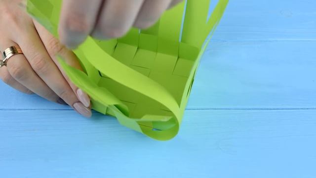 Плетёная КОРЗИНКА из БУМАГИ | Идея на ПАСХУ смотреть онлайн