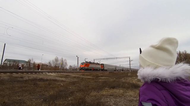 Дети смотрят поезда. Электровоз, двух этажный состав.