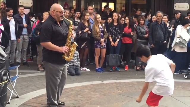 Талантливый саксофонист играет Despacito ► Деспасито на лондонской площади