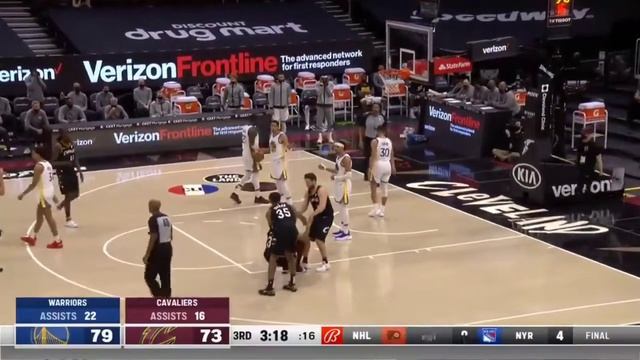 Стеф Карри отдал красивый пас за спиной на Андерсона