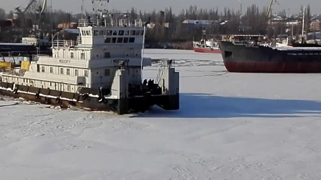 Буксир ломает лёд смотреть онлайн