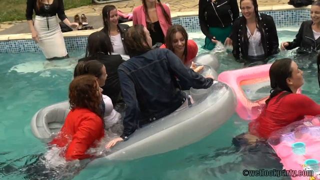 Funny wetlook girls in the Pool смотреть онлайн