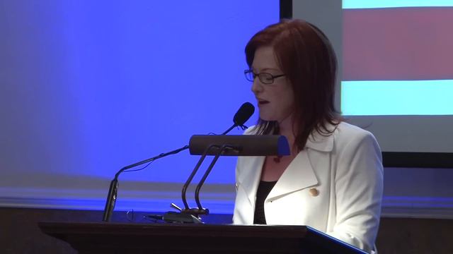 Erika Napoletano speaks on "The Power of Un-Popular" смотреть онлайн