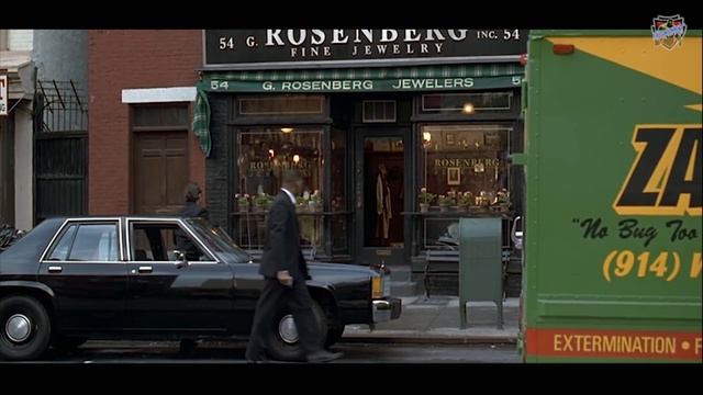 Агент Джей получает оружие.Дамский сверчок.Люди в Черном смотреть онлайн