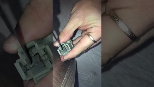 Раcпиновка (разбор) фишки для лампочки H4 смотреть онлайн