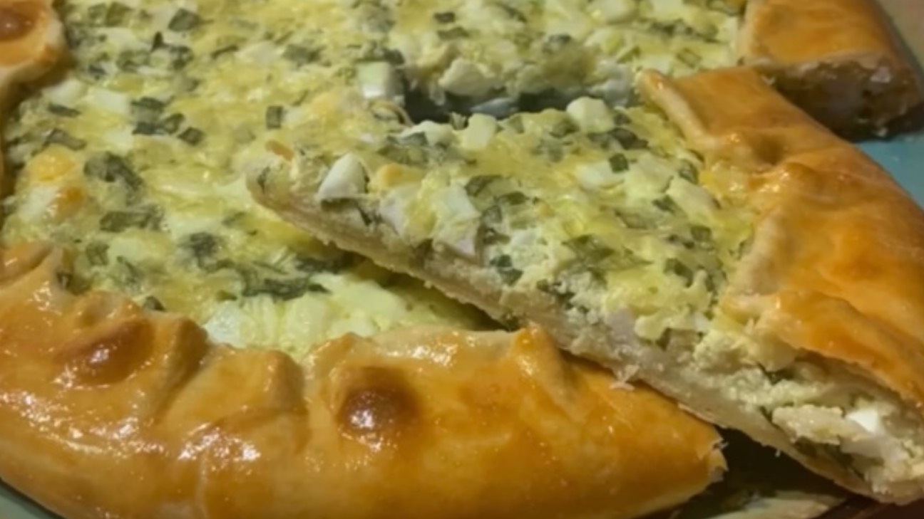 Галета с яйцом сыром и зелёным луком смотреть онлайн