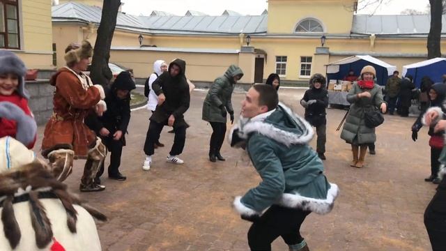 МУЖЧИН НАДО БЕРЕЧЬ И КОРМИТЬ ПЕРВЫМИ! ТАНЦУЕМ ЧУКОТСКИЙ ТАНЕЦ! АНСАМБЛЬ "ЭНЕР"! смотреть онлайн