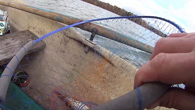 ВОТ ЭТО РЫБИНА клюнула НА МАНДУЛУ! Рыбалка осенью на водохранилище смотреть онлайн