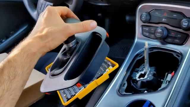 Dodge Challenger Shifting Knob Removal /Installing Red Console Panel смотреть онлайн
