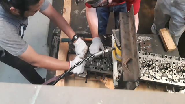 Mitsubishi 6M60 - Engine Cylinder Head / Installing Valve guides смотреть онлайн