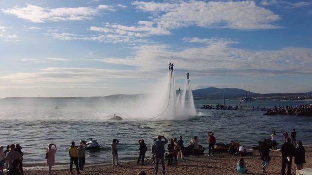 Флайборд-Шоу высоко летающих людей над водой в Геленджике. 2,7к смотреть онлайн