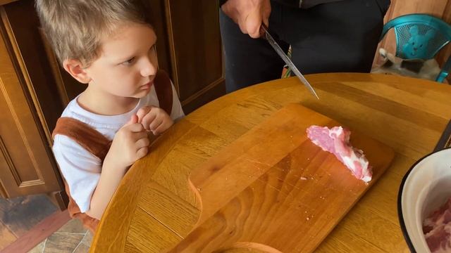 Семейные выходные, жарим шашлык и стейки из свинины на мангале смотреть онлайн