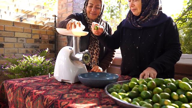 DELICIOUS FEIJOA COMPOTE WITH POMEGRANATE. CANNED FEIJOA.
