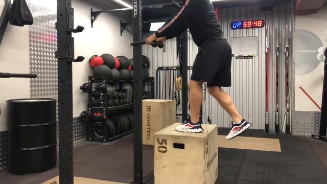 Выпады на тумбе с канатом смотреть онлайн