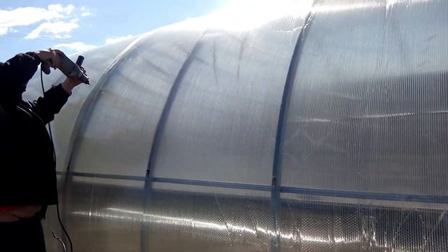 Улетела теплица.Как сорвало поликарбонат в сильный ветер. смотреть онлайн