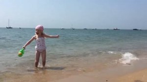 VLOG. Отдыхаем на песчаном пляже. Играем вместе с Нюшей. Children's play