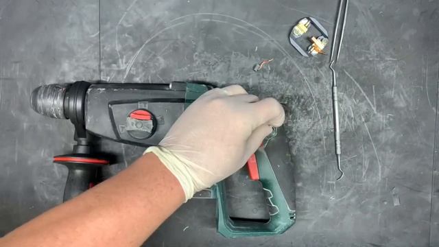 Замена Щеток БЕЗ РАЗБОРА на Аккумуляторном Перфораторе Metabo KHA 18 LTX смотреть онлайн