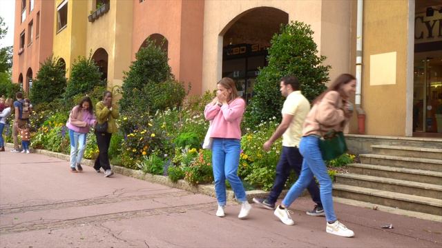 Розыгрыш пранк оживающий куст , пугающий людей до смерти.