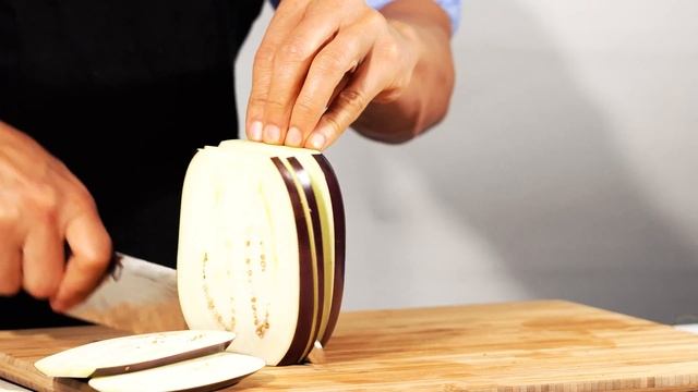 The Shun Classic 7 Inch Hollow Ground Santoku Knife - Quick Demo смотреть онлайн