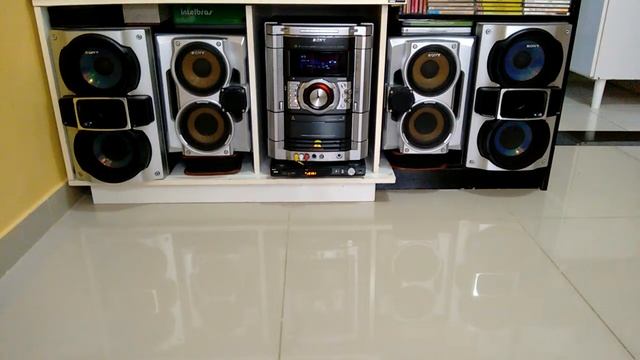 Hi-Fi Sony MHC GN 990 tocando Sade - Your Love Is King (1984) смотреть онлайн