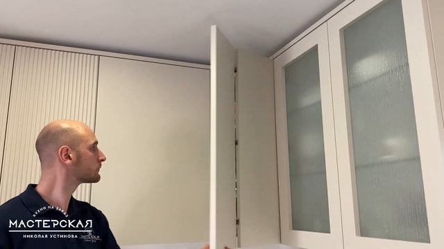 Какую кухню на заказ выбрать? Кухня в светлых оттенках со столешницей из искусственного камня смотреть онлайн