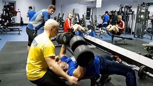 Жим лёжа гантелей по 60кг. смотреть онлайн