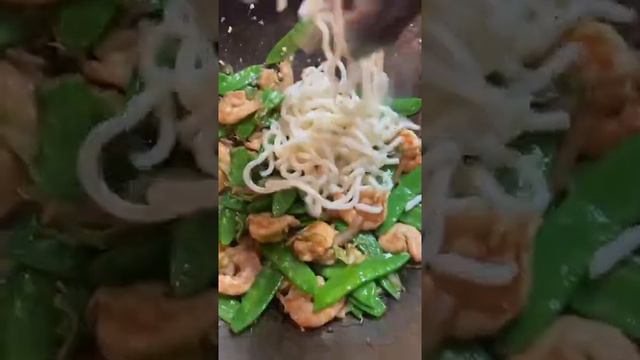 Лапшу следует есть палочками для еды Период, когда я чуть не поскользнулся чеснок смотреть онлайн