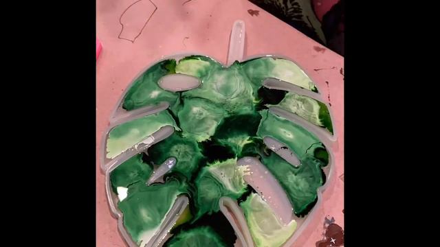 Resin pour monstera leaf with alcohol ink! смотреть онлайн