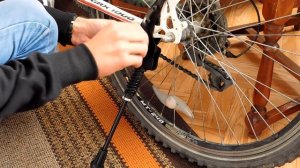 Как прикрепить подножку к велосипеду?Подножка для велосипеда!