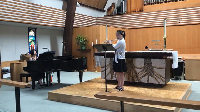 W. A. Mozart: Concerto No. 1 in G, K. 313, most. III, Rondo, Tempo di Menuetto смотреть онлайн