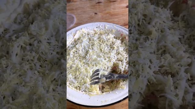 Делаю первый раз в жизни салат «Мимоза» с колбасой?#shorts #еда #готовлю #вкусно #салат смотреть онлайн