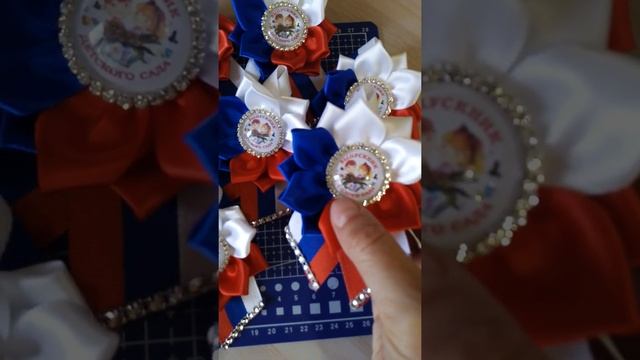 Броши на выпускной. Заказ для д. сада. #Канзаши #ручнаяработа #алаялента #бантикившколу смотреть онлайн