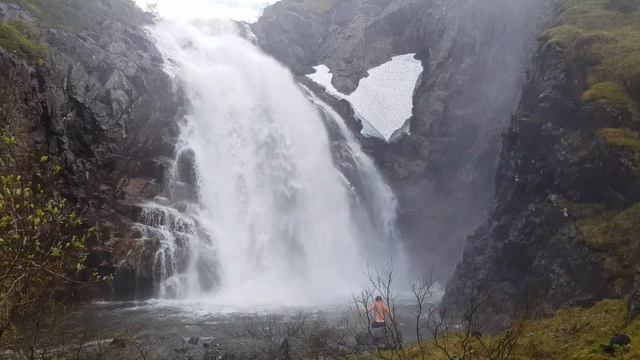 Купание под водопадом