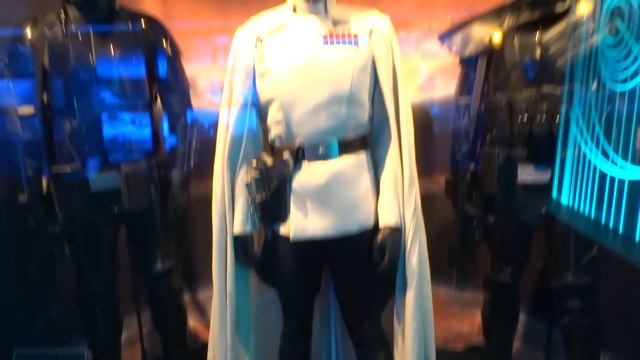 "Rogue One: A Star Wars Story" models and costumes display at El Capitan Theatre in Hollywood смотреть онлайн