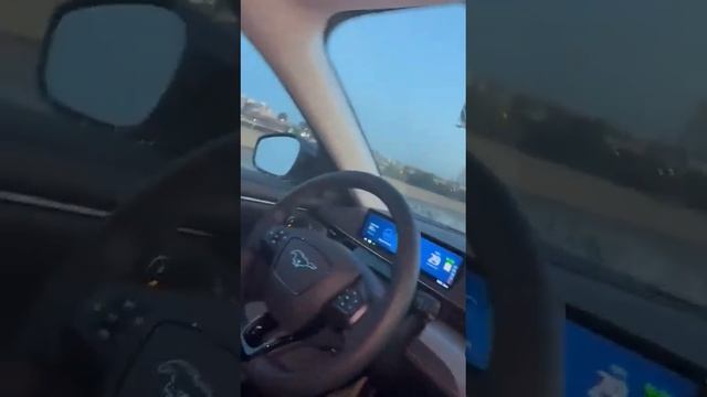 Mustang Mach e blue cruise camino al trabajo смотреть онлайн